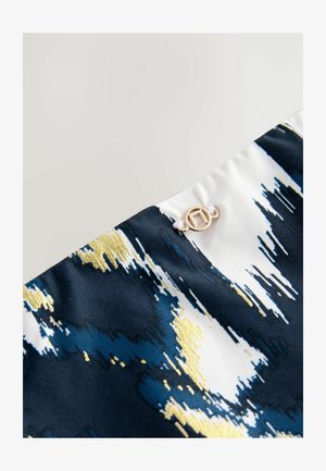 Tkanina z vzorom v mornarsko modri, beli in zlatih odtenkih z gladko teksturo. Na zgornjem robu je pritrjen zlat krožni kovinski dodatek.