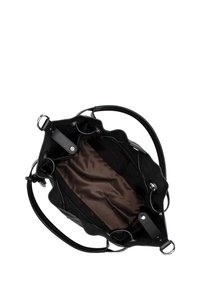 Schwarze Handtasche mit strukturiertem Äußeren und glatter Innenausstattung, ausgestattet mit zwei Griffen und silberfarbenen Hardware-Akzenten. Offenes Top-Design.