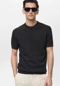 Mango ANDREW - Jednoduché tričko - black