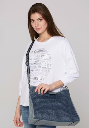 Blau strukturierte Schultertasche mit grauem Boden, die ein elegantes Design und einen verstellbaren Riemen aufweist. Die Vorderseite enthält dezente Hardware-Akzente.