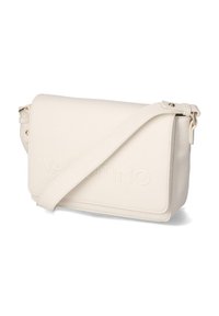 Borsa a tracolla bianca in pelle con finitura texture, dotata di chiusura a pattina, tracolla regolabile e logo impresso sul fronte.
