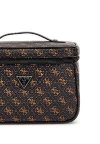 Bolso de cosméticos de imitación cuero negro con patrón de logo en marrón claro, cierre de cremallera, asa superior y placa de logo triangular en la parte frontal.