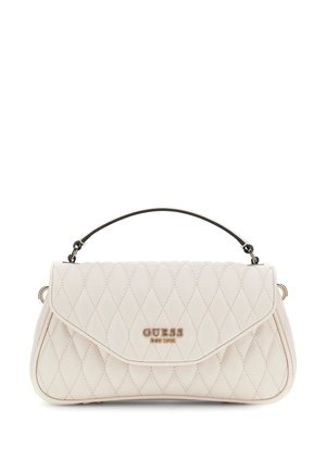 Borsa a spalla in pelle trapuntata color crema con manico nero e logo dorato "GUESS EST 1981" sulla patta frontale.