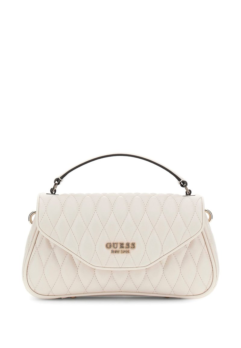 Borsa a spalla in pelle trapuntata color crema con manico nero e logo dorato "GUESS EST 1981" sulla patta frontale.