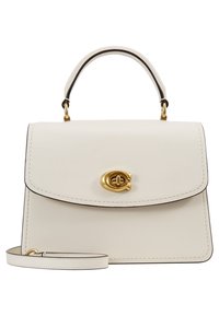 Vit läderhandväska med en strukturerad design, guldfärgad hårdvara, ovandelshandtag och en avtagbaraxelrem, med ett klaffstängning.