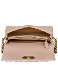 Clutch in pelle rosa chiaro con design trapuntato, accessori in oro, tasca con zip e tracolla a catena. La vista aperta rivela un interno liscio di colore beige.
