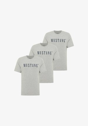 Graue Baumwoll-T-Shirts im 3er-Pack, mit einem dunkelblauen "MUSTANG"-Logo auf der Vorderseite. Kurzärmliges Design mit Rundhalsausschnitt.