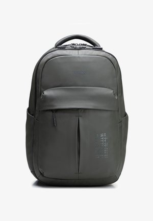 Tmavě šedý batoh s horním madlem, přední kapsou na zip, bočními kapsami a logem "WITTCHEN" na předním panelu.