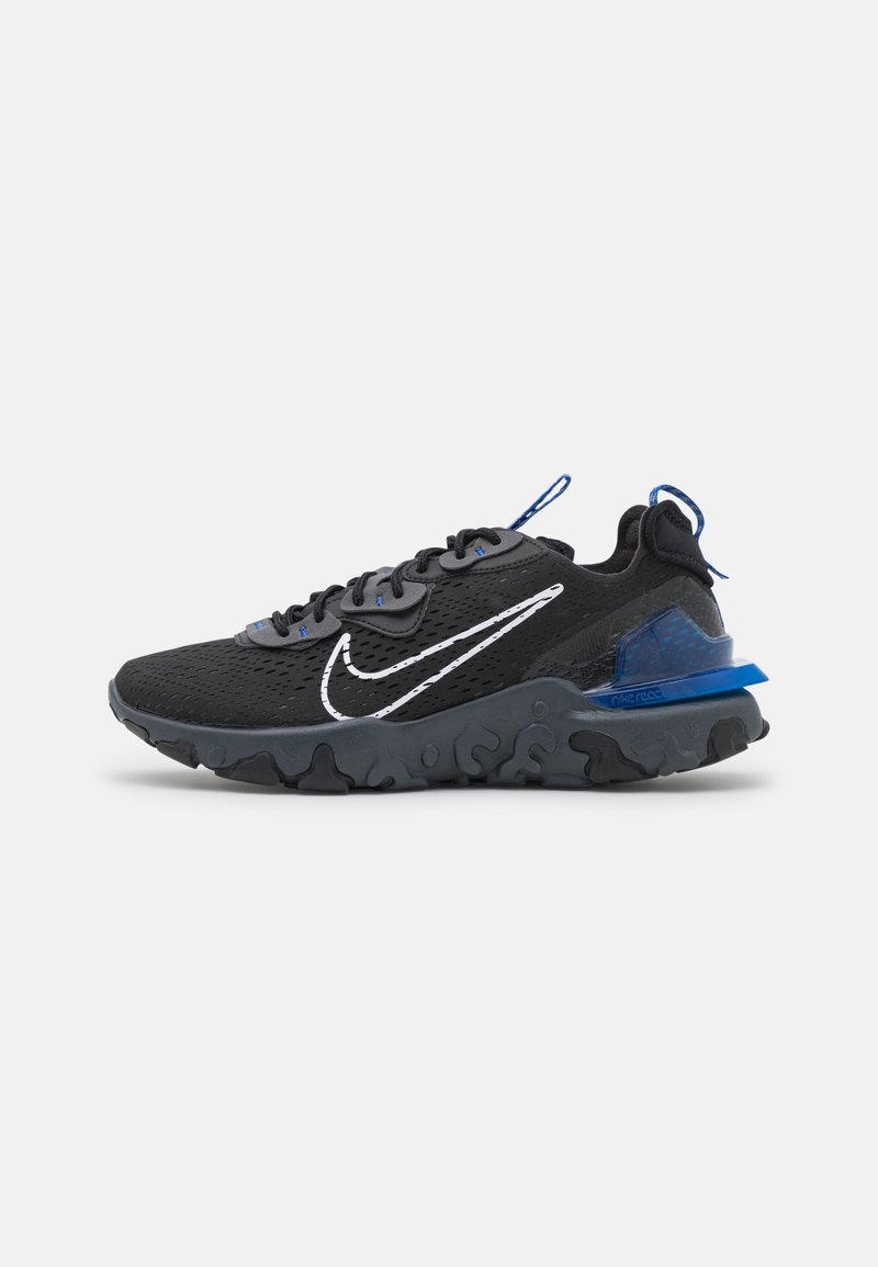 Chaussure de running Nike noire et grise avec un swoosh blanc, des accents bleus, une semelle texturée et des languettes sur la languette et le talon.