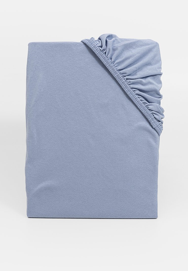 Blaue Spannbettlaken mit gerafftem Stoffrand, aus weichem Baumwollmaterial, mit glatter Textur und einfarbigem Design.