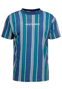 Modré a tyrkysové pruhované tričko vyrobené z bavlny; má bílé vertikální pruhy a text "NIGHTADDICT" ve středu. Kulatý výstřih.