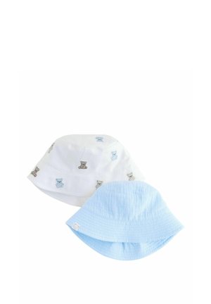 Zwei Bucket Hats: einer weiß mit blau-brauner Teddy-Bären-Stickerei und einer hellblauen, strukturierten Mütze mit breiter Krempe.