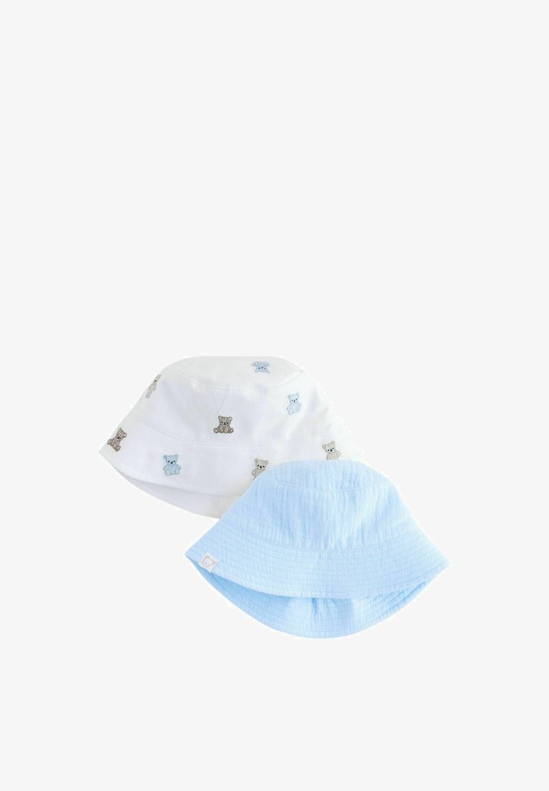 Deux chapeaux bob : un blanc avec une broderie d'ours en peluche en bleu et marron, et un chapeau bleu clair texturé avec un large bord.