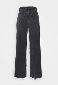 Jean noir taille haute à jambes droites avec poches arrière et ourlet brut aux chevilles sur fond blanc.
