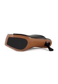 Sandale noire à talons hauts avec un dessus en cuir lisse et élégant, et une semelle synthétique marron contrastante, présentant un bout pointu et un talon fin.