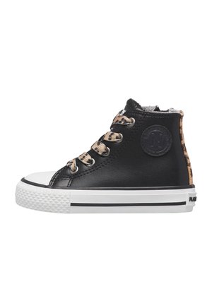 Sneaker alta nera con suola in gomma bianca, lacci con stampa leopardata e dettaglio leopardato sul tallone, vista laterale.