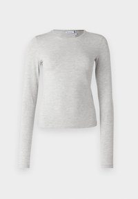 T-shirt à manches longues gris clair, fabriqué en tissu doux et légèrement texturé. Présente un col rond et une silhouette ajustée.