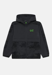 Haut à capuche zippé noir, présentant un design texturé, des couleurs en blocs et un logo EA7 vert néon sur la poitrine.