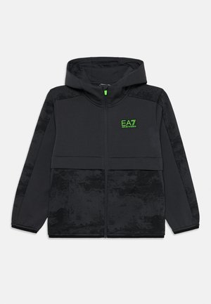 Schwarze Zip-Hoodie mit Kapuze, ausgestattet mit einem strukturierten Design, Blockfarben und einem neon grünen EA7-Logo auf der Brust.