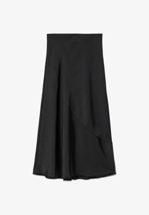 Sort midi-nederdel med asymmetrisk søm og let flæse, lavet af glat stof med en blød tekstur.