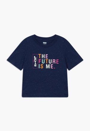 T-shirt Levi's bleu marine avec un texte multicolore disant "THE FUTURE IS ME" et le logo Levi's sur le côté gauche.