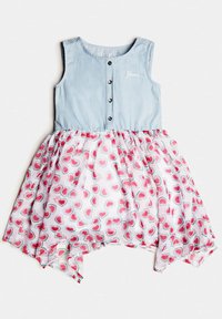 Bodice in denim azzurro chiaro con chiusura a bottoni, abbinato a una gonna bianca con motivo a cuori rosa e orlo asimmetrico.