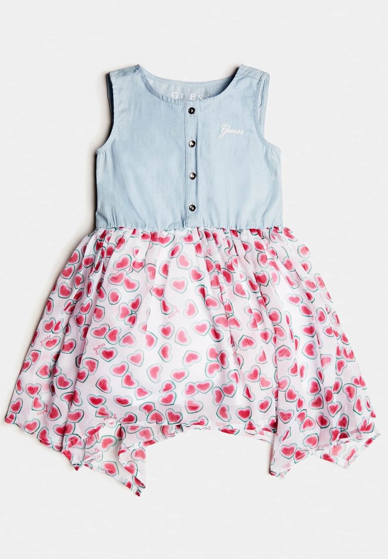 Bodice in denim azzurro chiaro con chiusura a bottoni, abbinato a una gonna bianca con motivo a cuori rosa e orlo asimmetrico.