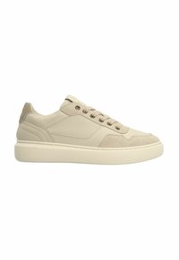 Baskets beiges avec une tige en cuir lisse et des accents en daim, bout arrondi, six œillets et une semelle texturée et rembourrée.