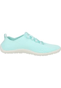 Sneaker a rete blu chiaro con una superficie decorata, design flessibile e suola in gomma bianca. Include lacci per una vestibilità sicura e un tacco basso.