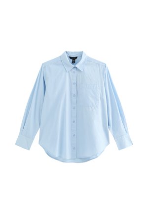 Jasnoniebieska koszula na długi rękaw z guzikami, kołnierzykiem i pojedynczą kieszenią na piersi, ułożona płasko na białym tle.