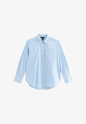 Jasnoniebieska koszula na długi rękaw z guzikami, kołnierzykiem i pojedynczą kieszenią na piersi, ułożona płasko na białym tle.