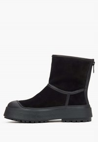 Zwarte enkellaarsjes met een bovenwerk van suede, rubberen zool, ronde neus en een zijrits voor gemakkelijk aan- en uittrekken. Gelaagde afwerking en robuust ontwerp.