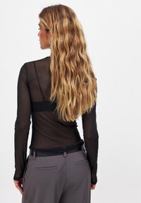 NA-KD Bluse - black