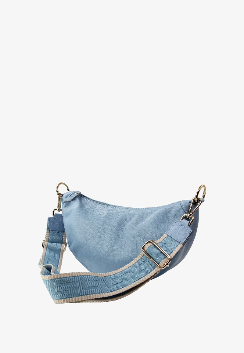 Sac en cuir bleu de forme croissant, doté d'une bandoulière texturée avec des motifs géométriques et des accents métalliques.