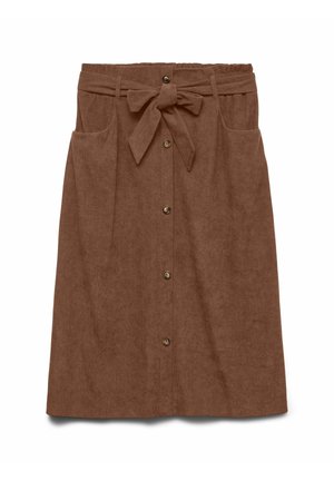 Jupe marron, hauteur genou, fabriquée en tissu doux, avec une ceinture nouée, un devant à boutons et deux poches latérales. Texturée avec un motif subtil.