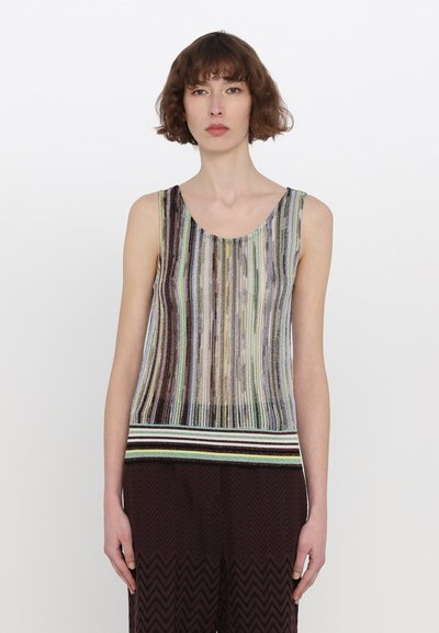Top sans manches en tricot avec des rayures verticales multicolores, présentant un ourlet rayé uni. Le matériau semble léger avec une texture douce.