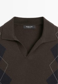 Maglione polo marrone scuro con scollo a V. Presenta motivi a rombi in blu scuro, contornati da cuciture bianche. L'etichetta reca la scritta "Massimo Dutti".