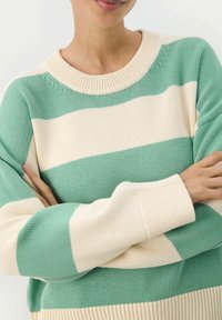 Stripet sweater med rund halsudskæring, skiftende lysegrønne og creme farver, med en struktureret strik og ribbede manchetter.