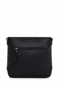 Czarna skórzana torebka o fakturowanym wykończeniu, z przednią kieszenią na zamek, złotymi elementami ozdobnymi i prostokątnym kształtem.