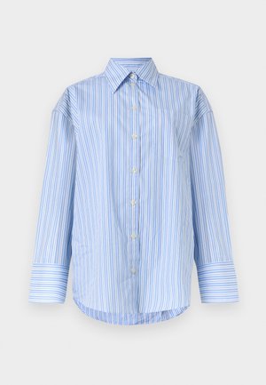 Svetlo modra srajca s pokončnimi belimi in temnejšimi modrimi črtami, ovratnik s konicami, dolge rokave in prsni žep.