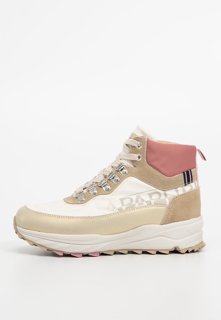 Beige en witte hoge sneakers met roze accenten, gemaakt van suede en stof, met metalen oogjes en een gestructureerde zool. Logo prominent aanwezig.