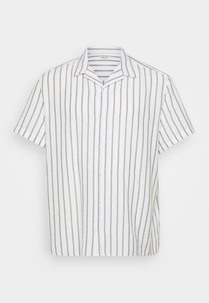 Rövid ujjú fehér ing szürke függőleges csíkokkal. Könnyű anyagból készült, hagyományos gallérral és gombos elülső résszel.