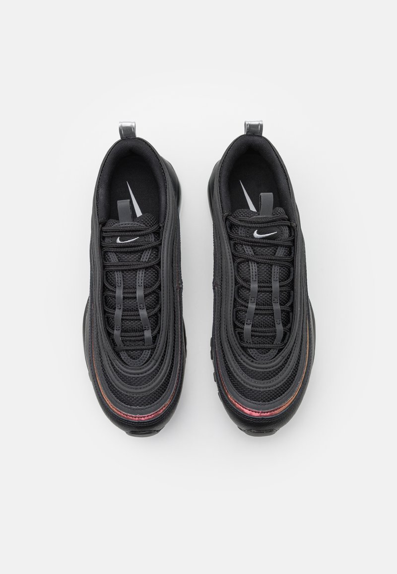 Czarne sneakersy Nike Air Max 97 z siateczkowym i skórzanym wierzchem, teksturowanym wzorem, systemem sznurowania oraz wyraźnym czerwonym odblaskowym paskiem wzdłuż podeszwy.