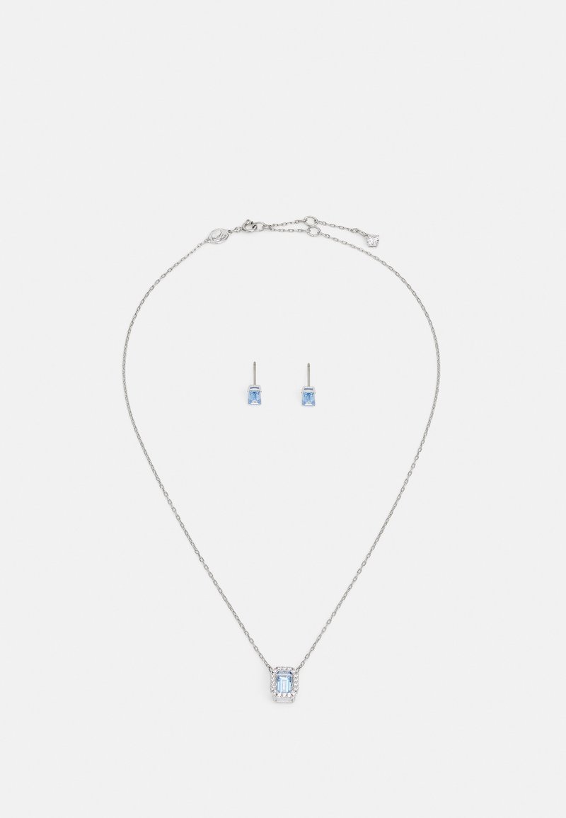 Silber Schmuckset mit einer Anhänger-Halskette, die einen rechteckigen hellblauen Stein und passende Ohrstecker umfasst, beide mit filigranen Details.