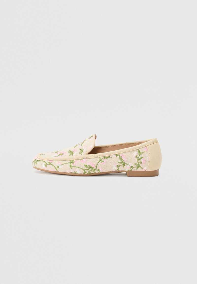 Pantof brodat, tip slip-on, cu material bej, decorat cu un design floral roz și accente verzi, toc mic și vârf rotund.