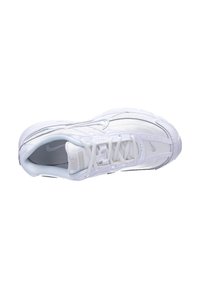 Scarpa sportiva bianca con tomaia in pelle texturizzata, pannelli in rete, sistema di allacciatura prominente e un logo discreto sul lato.