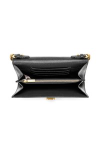 Černá kožená kabelka s texturovaným povrchem, zlatými kovovými detaily a několika vnitřními přihrádky, včetně slotů na karty a zipové kapsy.