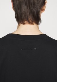 MM6 Maison Margiela Triko s potiskem - black