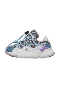Blå sneakers med blommönster och vita samt lavendelfärgade detaljer, med en texturerad sula, elastiska snören och vadderad vrist.