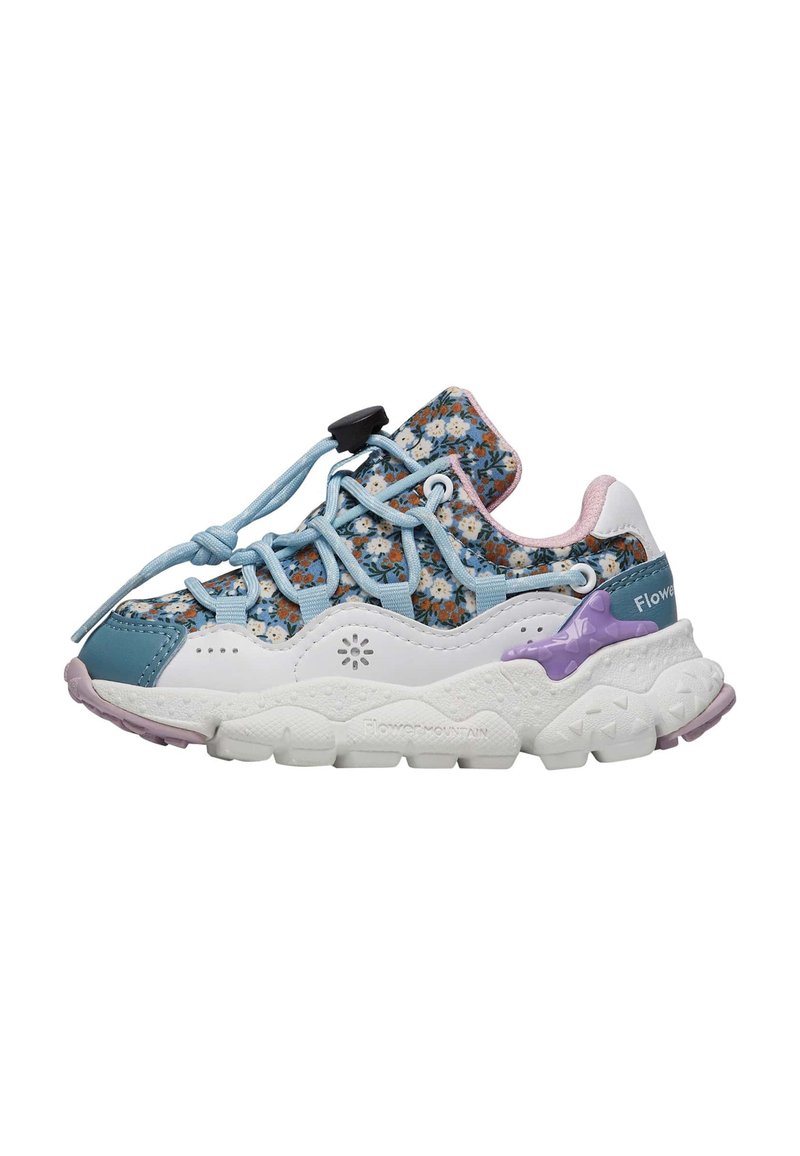 Blå sneakers med blommönster och vita samt lavendelfärgade detaljer, med en texturerad sula, elastiska snören och vadderad vrist.